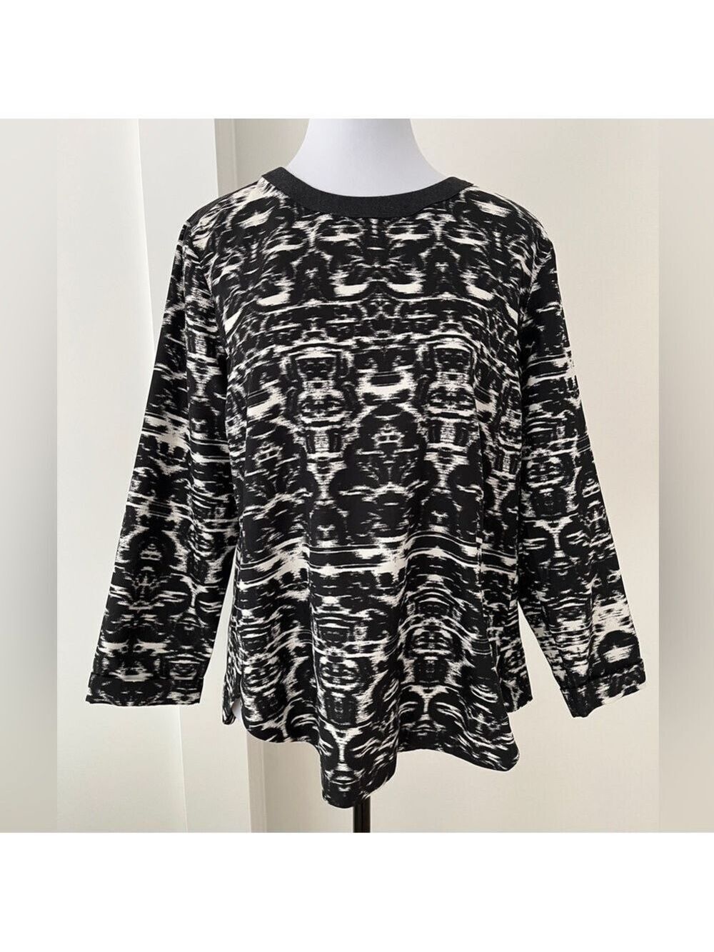 J. CREW Blouse Pullover Black & Cream Abstract Ikat Inspired Pattern Zip Back